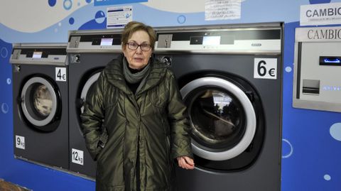 Calle San Amaro. Lupe Souto utiliza la lavandería más próxima a su vivienda para lavar mantas y edredones, que no le caben en la lavadora de su casa. Está encantada con el nuevo servicio. foto Ángel manso.