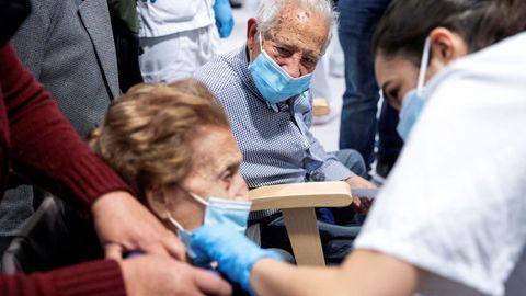 Vacunaci�n de mayores en el hospital Zendal de Madrid