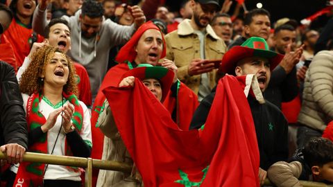 Aficionados marroqu�es observan el partido de cuartos de final de la Copa de �frica entre Camer�n y su selecci�n. Los norafricanos se impusieron en el estadio Pr�ncipe Moulay Abdellah de Rabat.