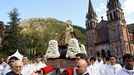  La Virgen de Covadonga a hombros en procesin hasta la cueva este viernes con motivo del Da de Asturias.