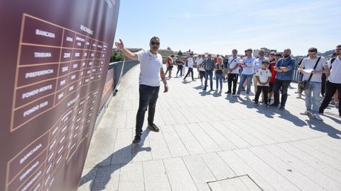 Presentaci�n de la campa�a de socios del Pontevedra CF en el puente de O Burgo.
