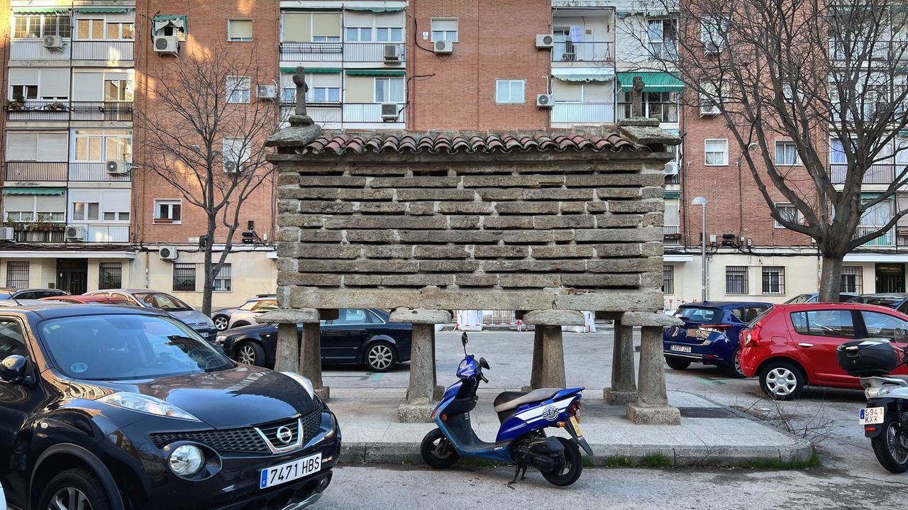 El hórreo de Corcubión que luce en una plaza del barrio del Pilar de Madrid será rehabilitado