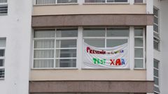 En la fachada del geri�trico de Burela, el �nico de gesti�n p�blica de A Mari�a, cuelga una pancarta reclamando pruebas de coronavirus