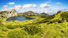 El lago Enol, en los Picos de Europa, en una imagen de archivo.