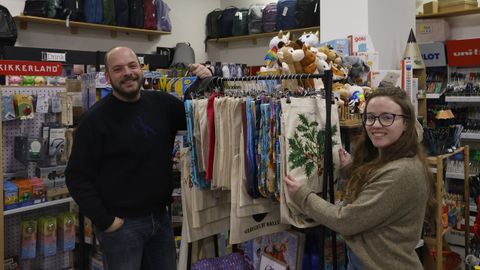 Samuel Gonz�lez y Paula Fern�ndez muestran el nuevo local de Carlin Carballi�o