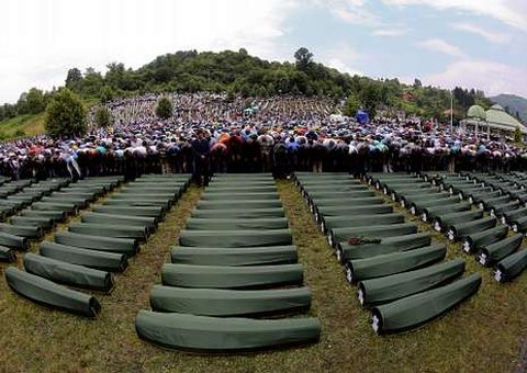 Familiares de las vctimas de la masacre rezan en Potocari.