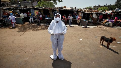 Un sanitario anuncia los nombres de personas infectadas con coronavirus en La India