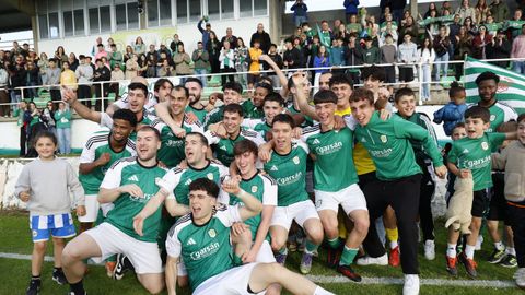 La plantilla burelense celebra su permanencia en Preferente con una abarrotada grada de A Marosa.