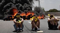 Un grupo de israeles bloquean la carretera que conecta Tel Aviv con Jerusaln.