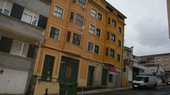 A la venta est� la parte derecha del edificio de color naranja, la que tiene un cartel.