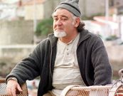 <span lang= gl >�Melghacho�</span>. Manel Lourenzo era, no seu papel, o sabio-fil�sofo da serie Mareas vivas. Sentado no porto, todos lle ped�an consello. Con palabras ou con silencios, el d�baos. Sempre mirando ao mar, tom�ndoo como referencia para a vida.  