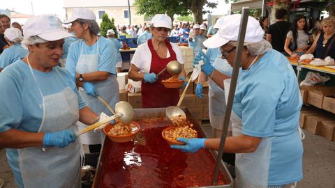 Unas pinches de cocina repartiendo algunas raciones en una edici�n anterior de la Festa dos Callos de Meis 