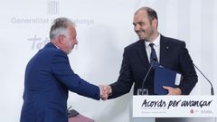 ngel Vctor Torres (izquierda) este lunes con el consejero cataln de Presidencia, Albert Dalmau.