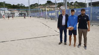 El Delegado de la Xunta, Manuel Pardo, acompaado por Alex Prada, responsable del Club Voley Playa, y Ausberto Hernndez, visitaron las instalaciones 