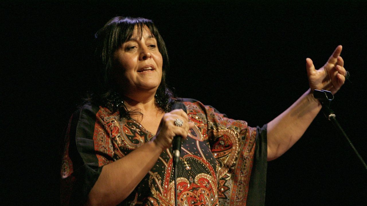 Uxía Senlle celebra cuarenta años de música gallega con la gira «Será por las flores»