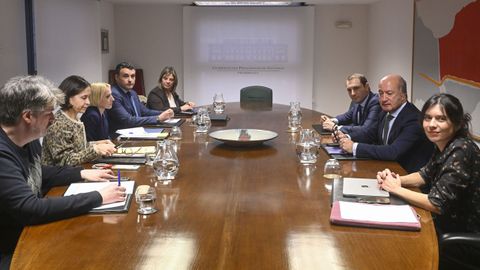 La vicepresidenta del Principado de Asturias, Gimena Llamedo (5i), y el consejero de Hacienda, Justicia y Asuntos Europeos, Guillermo Pel�ez (4i), se re�nen a los grupos parlamentarios en torno a la Mesa de Financiaci�n Auton�mica para analizar la propuesta de reforma del modelo planteada por el Gobierno en el �ltimo Consejo de Pol�tica Fiscal y Financiera (CPFF) este martes en Oviedo
