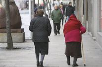 El alto envejecimiento y el hecho de tener las pensiones m�s bajas aumenta el riesgo de pobreza. 