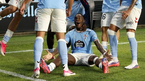 Milla, protagonista en dos de los goles, celebrando uno de ellos con sus compa�eros.