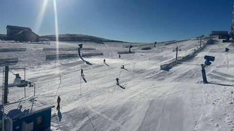 Buen da en la primera jornada con una pista de esqu abierta en la Estacin de Montaa Manzaneda.