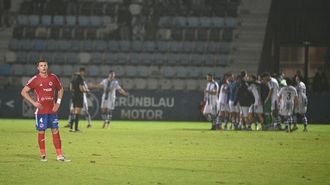 Los jugadores locales celebraron el triunfo ante la desolaci�n de los futbolistas de la UD Ourense