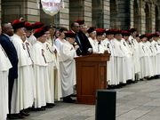 El gobernador de Kuanza Sul (junto al atril), hizo la ofrenda.