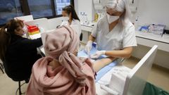 Dos enfermeras realizando las anal�ticas de primera hora 
