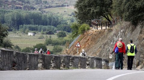 En el tramo entre Vilamartn y A Ra, los peregrinos tienen que caminar por la carretera