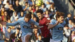 Dani Vivian, con Javi Rueda y Marcos Alonso, en el Celta-Athletic Club de la primera vuelta.