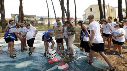 Los voluntarios de Amicos participan en el Campus Verde en la Playa de la Corna, en Palmeira