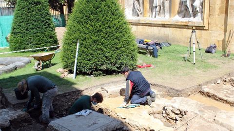 Los arque�logos Juan Mu�iz, Adri�n Pi��n y Valent�n �lvarez excavan en el jard�n de los Reyes Caudillos, junto a la Catedral de Oviedo