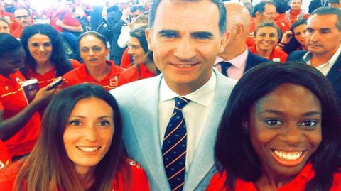 Estela Garc�a (izquierda), junto al Rey Felipe VI y la atleta Aauri Bokesa.