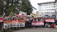 Alrededor de cuatrocientas personas han participado este domingo en Oviedo en la protesta convocada por Plataforma Stop Bateras, que ha exigido la suspensin de todos los proyectos de este tipo de instalaciones impulsados en Asturias hasta no disponer de una normativa autonmica