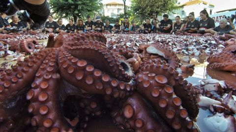 O Carballiño batió el récord de la tapa de pulpo más grande del mundo