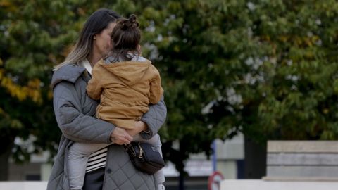 Madre e hijo, en un parque de Culleredo.
