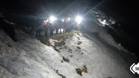Rescate nocturno en Cabrales, once senderistas desorientados por la nieve bajando a la vega de Urriellu
