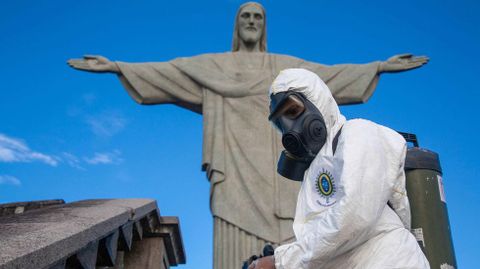 Soldados del ejrcito brasileo hacen desinfectan el Cristo Redentor hoy para la reapertura del punto turstico el prximo sbado, en Rio de Janeiro, Brasil