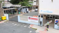 Un operario accede al IES Sof�a Casanova. A la izquierda, la cafeter�a, cuya cubierta con amianto queda fuera de la actuaci�n prevista.