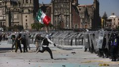 Enfrentamiento en el Zcalo tras una manifestacin pacfica,