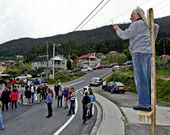 Pasadas las siete de la tarde, toc� volver a subirse a la cruz.