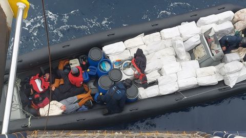 Padre e hijo con 6.000 kilos. Jos Manuel Costa Rial y su hijo cayeron en aguas africanas con dos meses de diferencia; el primero, con 690 kilos de cocana; su hijo, Jos Manuel, cay a manos de Vigilancia Aduanera con otros 4.350 kilos (imagen) tras 48 horas de persecucin por mar y aire en latitudes cercanas.