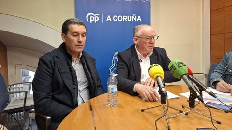 Miguel Lorenzo, a la derecha, y el concejal Antonio Deus en la rueda de prensa de este martes
