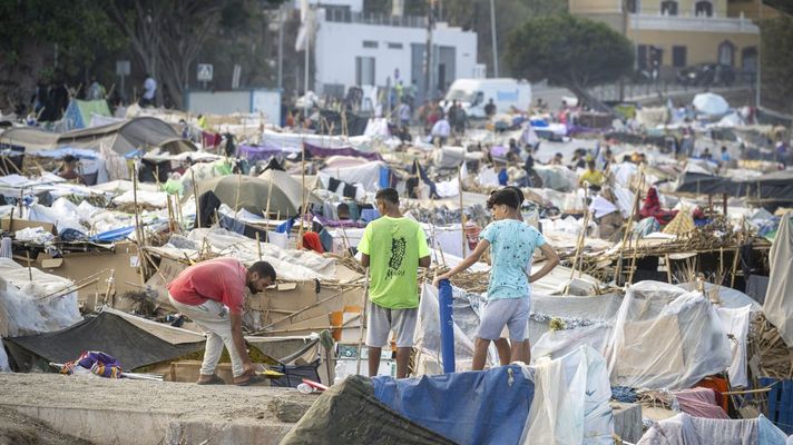 Inmigrantes acampados en la playa de El Trampol�n, en Ceuta.