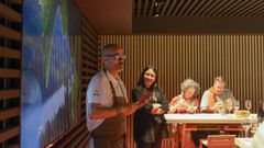 El chef Rafa Centeno (a la izquierda) particip en una cata de vinos maridada que se ofreci el pasado 6 de junio a suscriptores de La Voz en la bodega Regina Viarum, donde se halla su restaurante