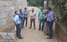 Cu��a, Medela y t�cnicos de Concello y empresa negociaron una soluci�n con los vecinos a pie de obra.