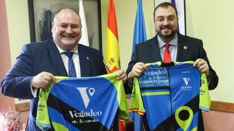 Csar lvarez (izquierda), alcalde de Vegadeo, junto a Adrin Barbn, presidente del Principado de Asturias