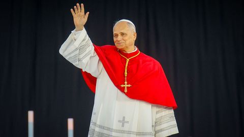 El Papa Le�n XIV durante la vigilia de oraci�n, en el Estadio Ol�mpico Llu�s Companys
