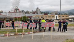 Protesta de trabajadores en Ence Navia