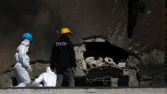 Agentes de seguridad de Ruman�a en el lugar de impacto del dron.