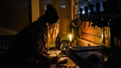 Corte de luz en una cafeter�a de Kiev.