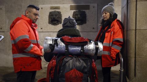 Beni y Patricia atienden a una persona sin techo en las calles de la capital lucense.